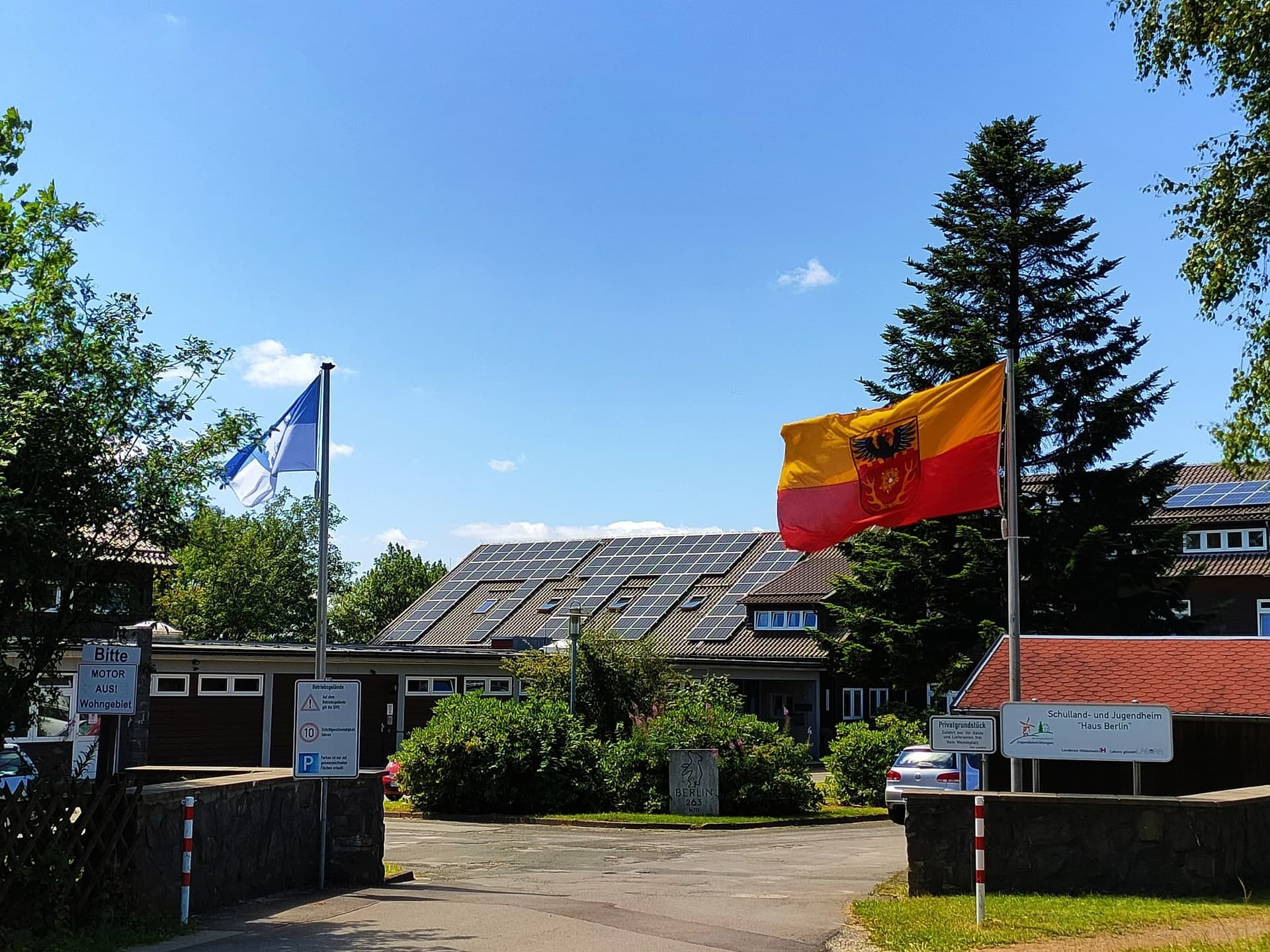 Eingangsbereich von Haus Berlin mit Fahnen